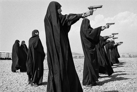 عکاس آژانس مگنوم: تصویر تیراندازی خواهران بسیجی در آمریکا جنجال آفرین شد