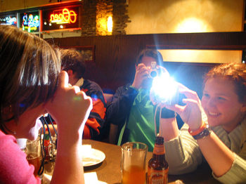 عکاسی با فلاش روی دوربین